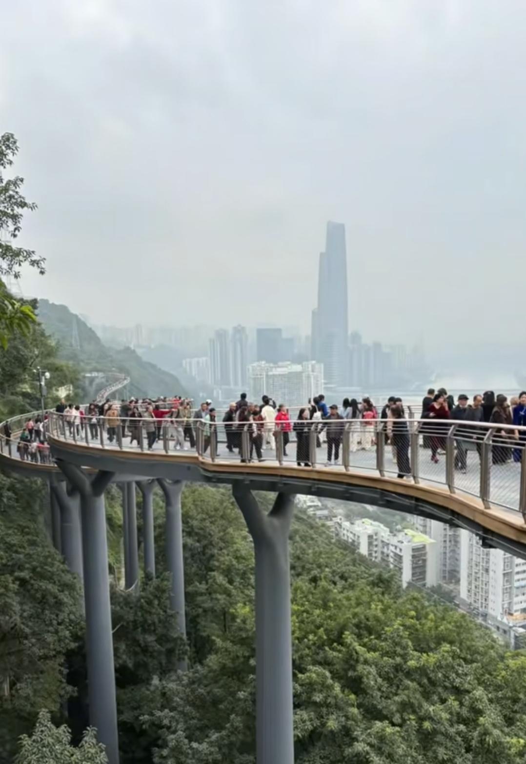 重庆鹅岭公园那条悬空栈道终于把佛图关、李子坝、虎头岩五个山头一口气串成9公里空中