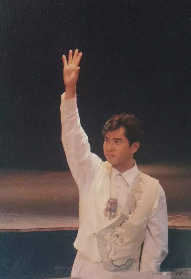 谭咏麟在1978年的时候为什么要选择单飞？

在1973年温拿乐队正式成立之后的