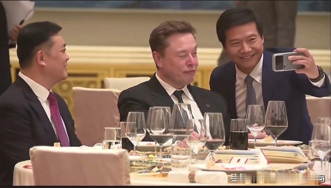 当特斯拉遇到小米汽车

这可是国宴啊！雷布斯找马斯克合影！
马斯克太搞笑了，也是
