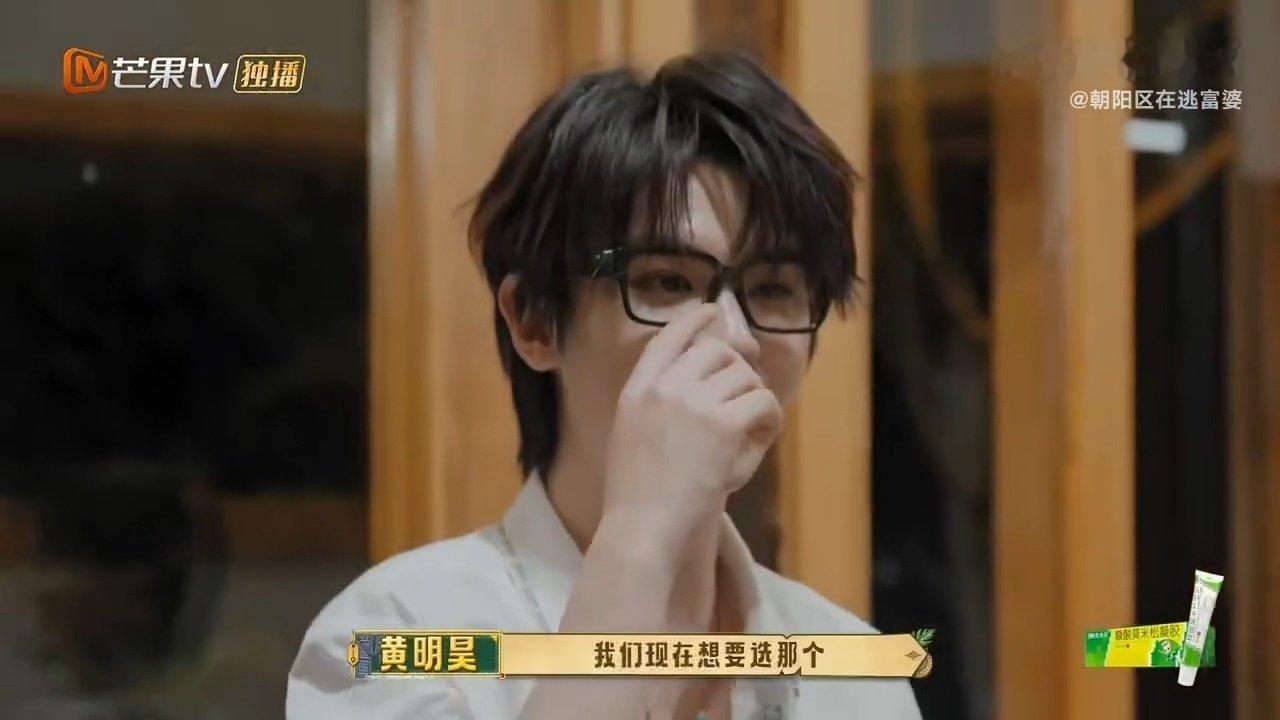 田曦薇的长玉脑还在发力解谜任务要将网络热梗和贴纸一一对应，田曦薇看见“杀猪养你”