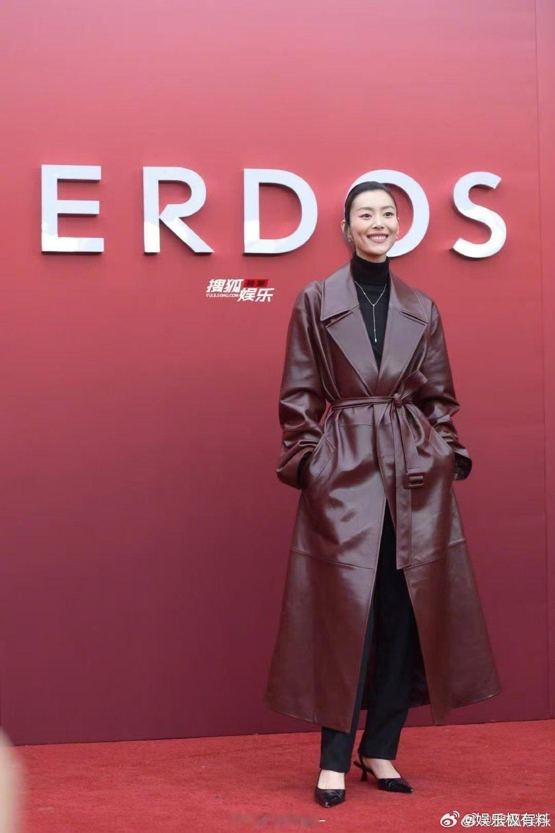 辛芷蕾井柏然刘雯同框谁的时尚DNA动了！30日活动上辛芷蕾井柏然刘雯同框看秀，随