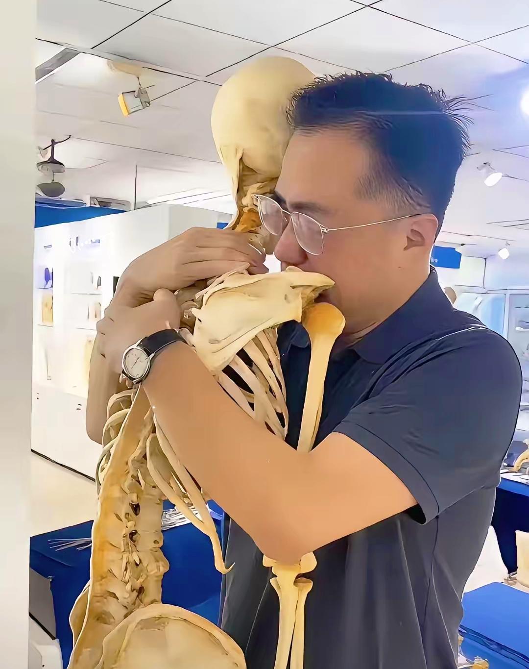 再抱恩师，已是标本！这是让人泪目的一抱，在大学解剖陈列厅，北京儿童医院肿瘤外科主
