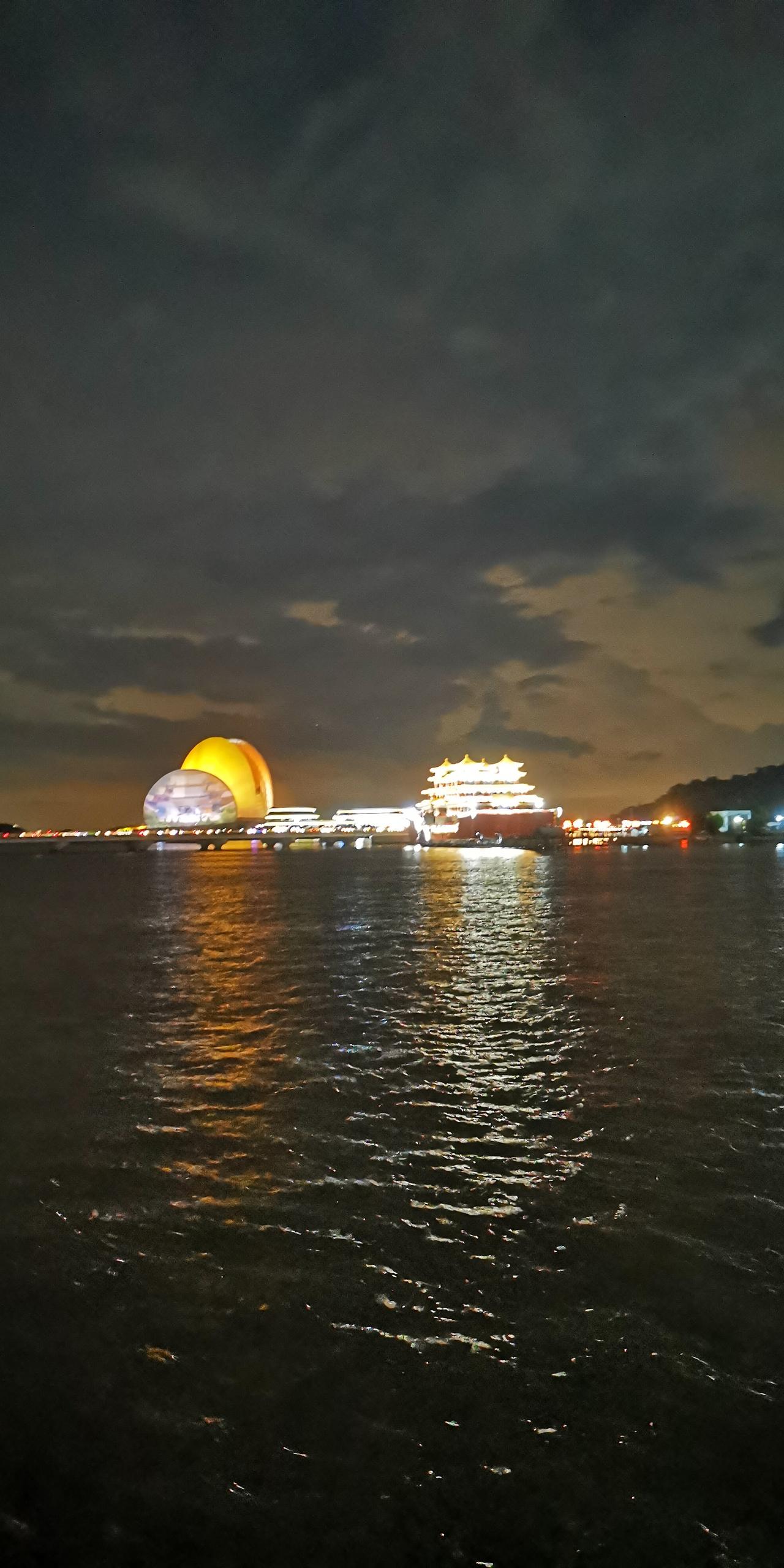 科技股，一般是上市即巅峰，每年亏损5个亿，估值800亿。

有人说透支20年的业