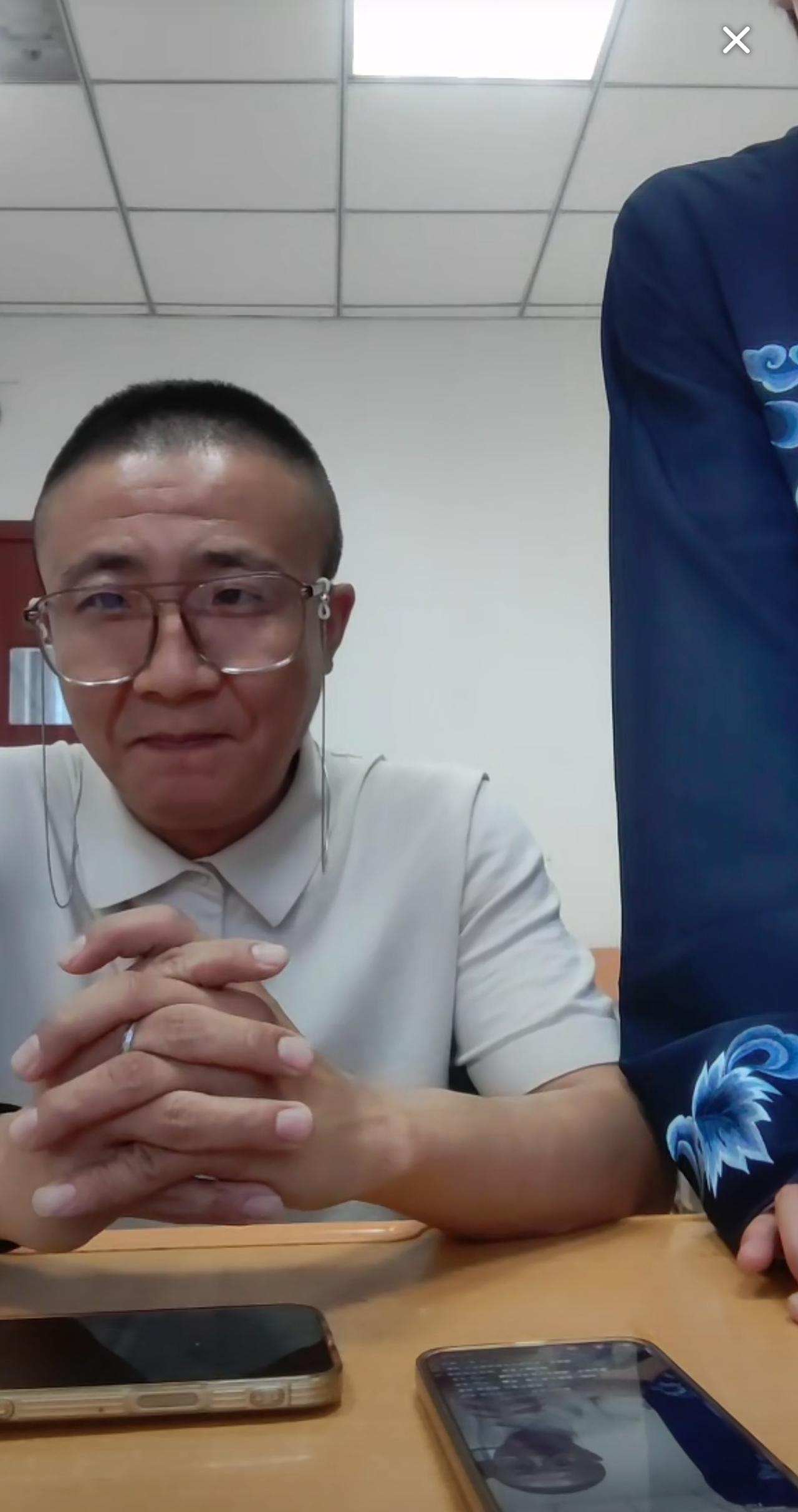 天津相声演员马军了又出现在学生的直播间了，还戴了副眼镜，气质一下子变了，看着根本