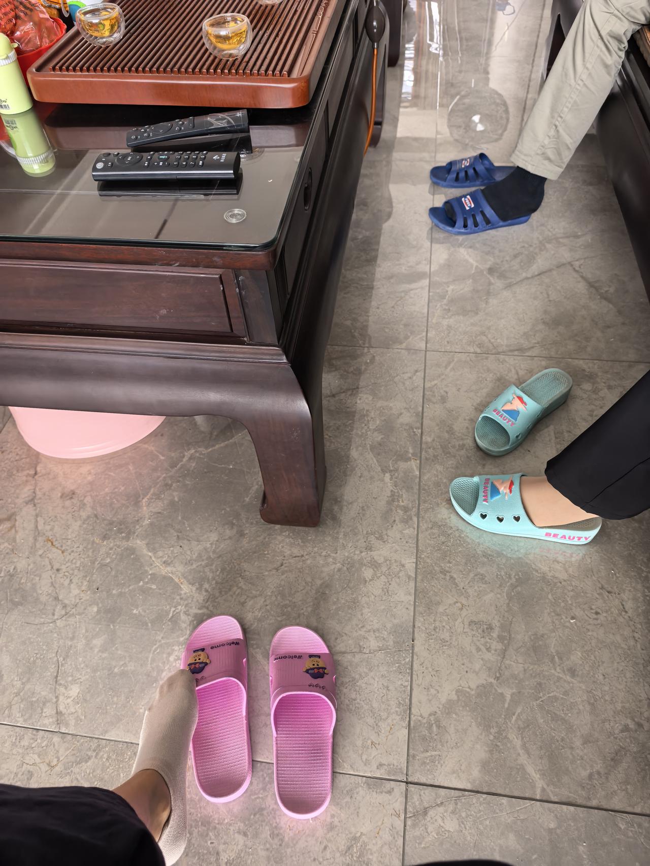 早上八点五十看见帅哥妈妈八点半叫我起来吃饭的信息。晚了半个小时才看见，吓的我腿一