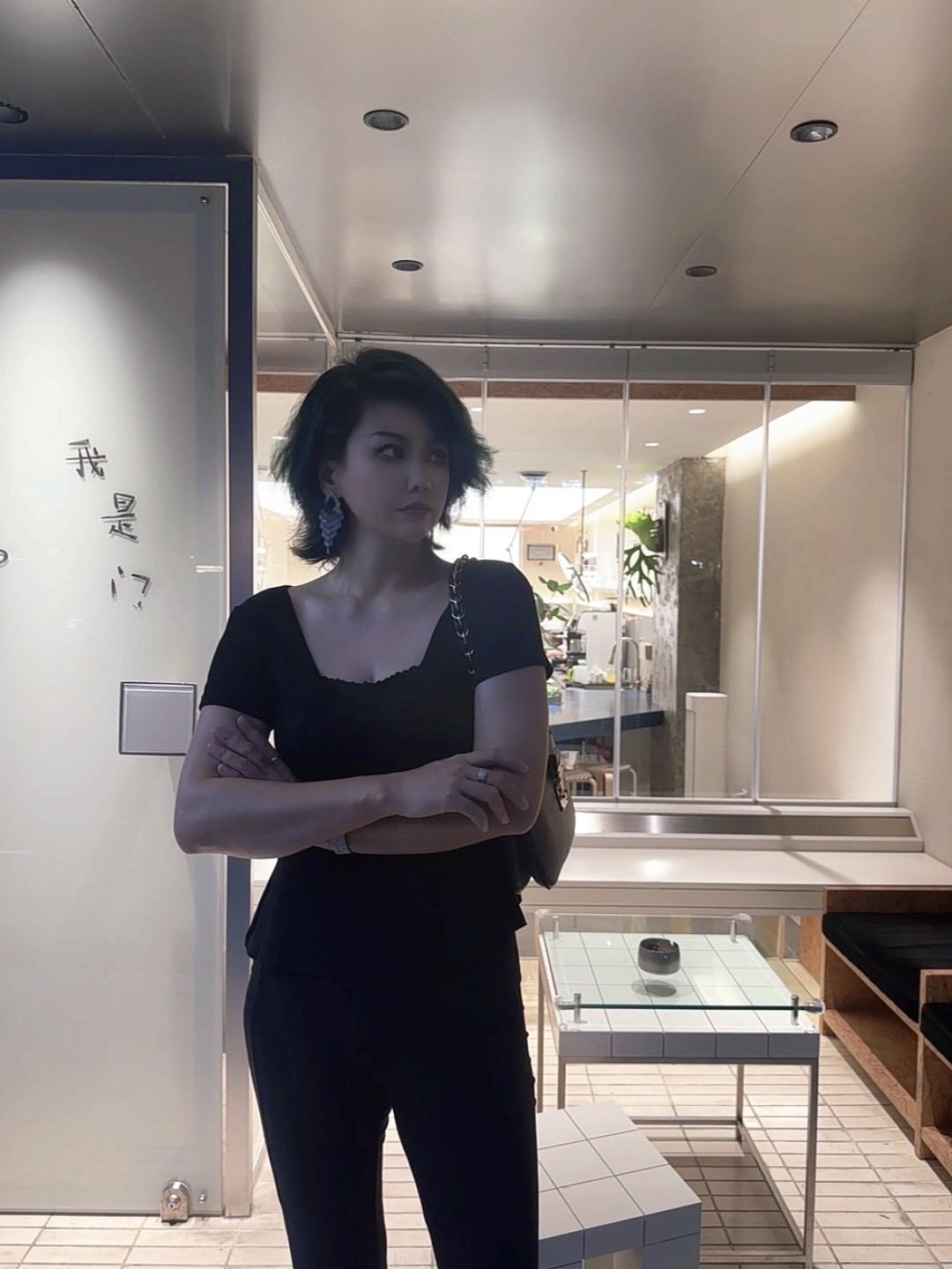 “从不活在别人的期待里，我只想成为自己.”