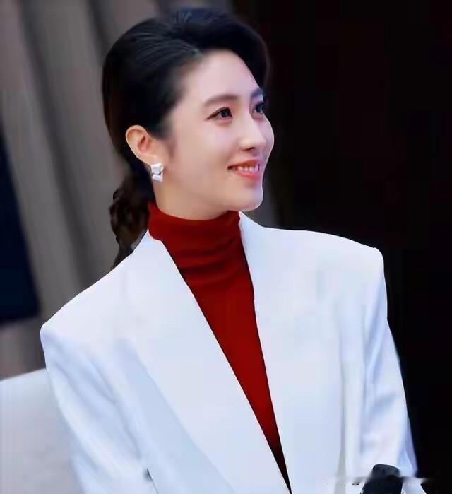 这是比央视的周涛都要漂亮大气的一个女主持人，倾国倾城、国色天香，她的笑容太甜，太