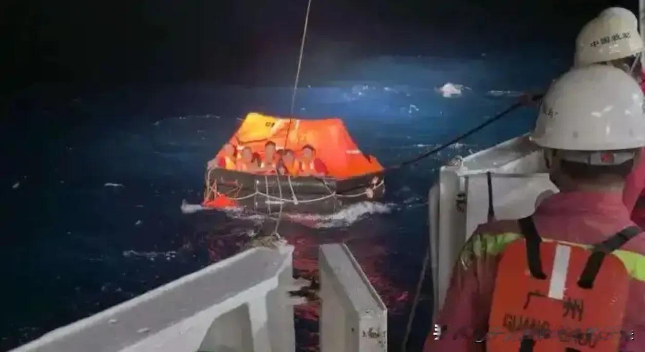 生死时速！越籍货轮南海深夜沉没，62人落水，“南海救115”轮硬核救起36人
