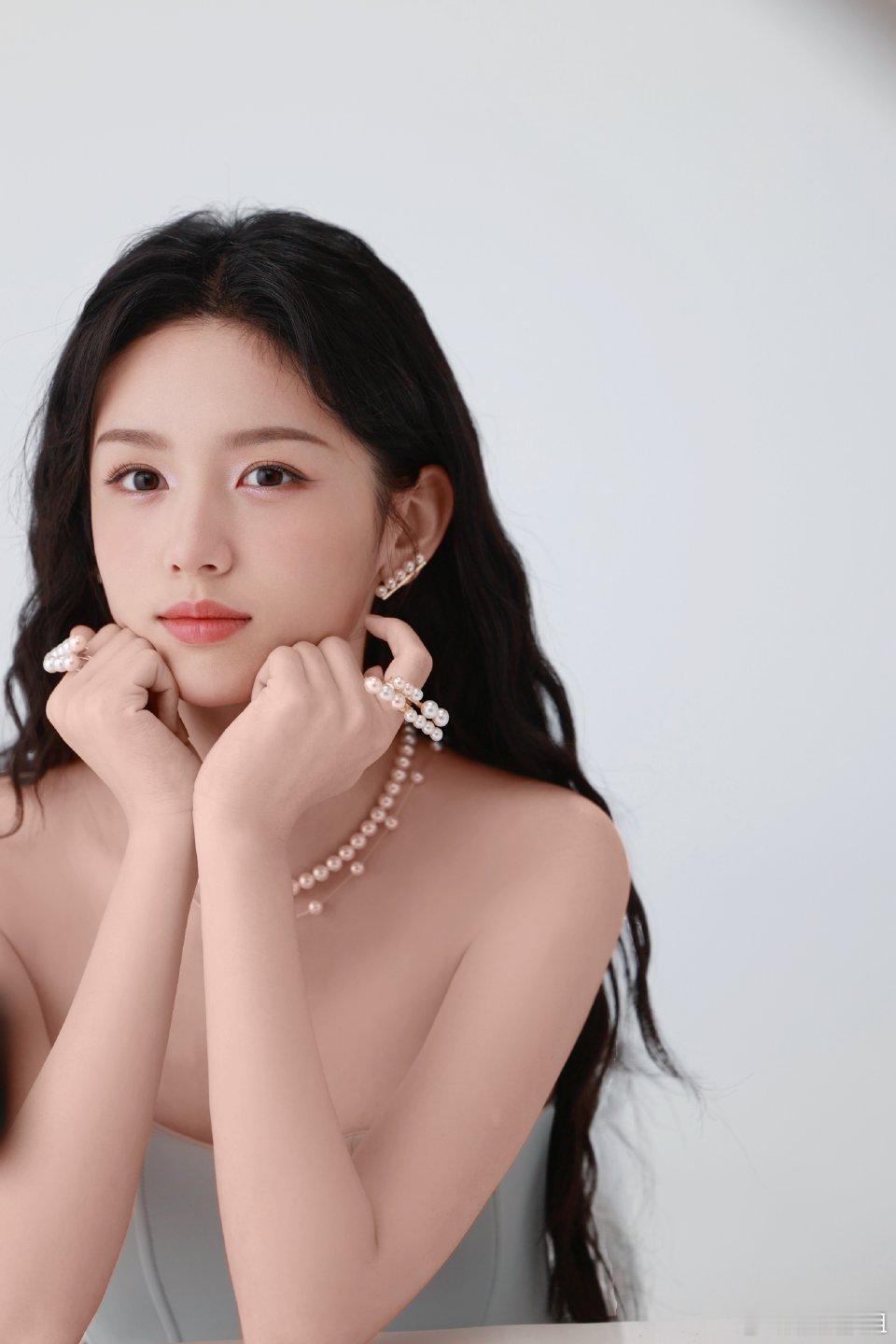 郑恺周也在哄小孩这块有一手是谁看《票根里的春天》被哄娃画面击中了？郑凯周也这耐心