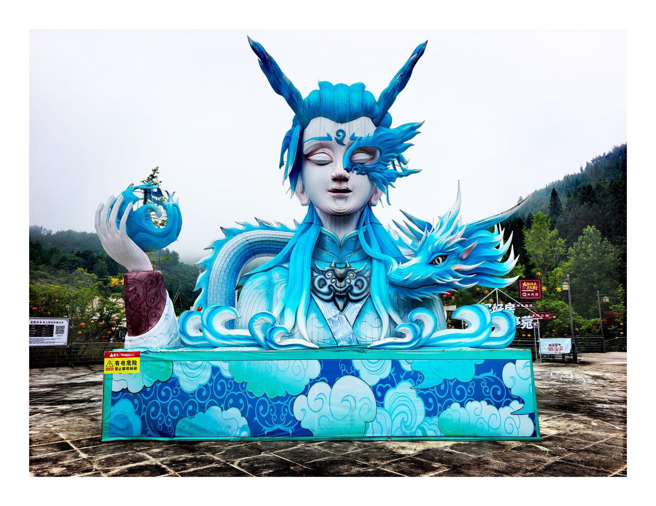 据了解：龙船水乡位于湖北省恩施州利川市，是国家4A级旅游景区，因世界名曲《龙船调