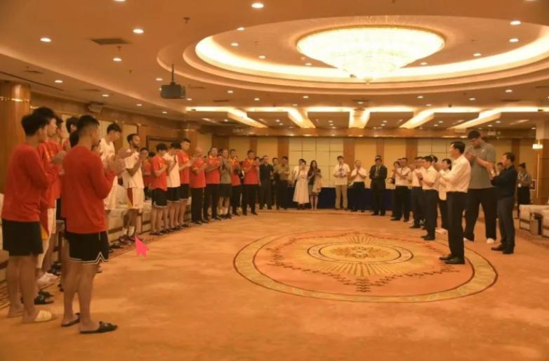 2023年，篮球世界杯集训期间，中国男篮全队集合听体育总局局长训话，在NBA征战