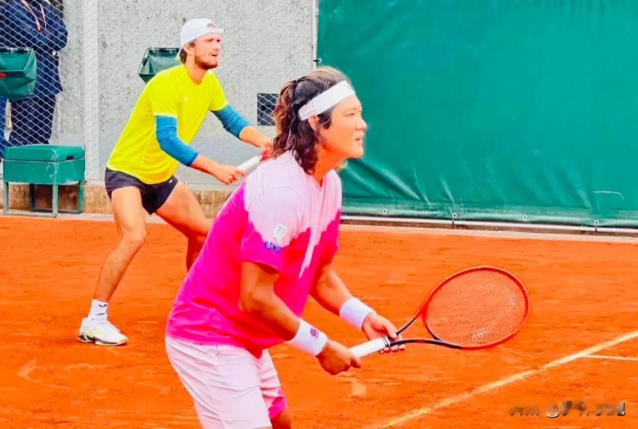 法网赛场上的中国球员身影转眼只剩下张之臻、王欣瑜、张帅分别配对的跨国组合，以及王