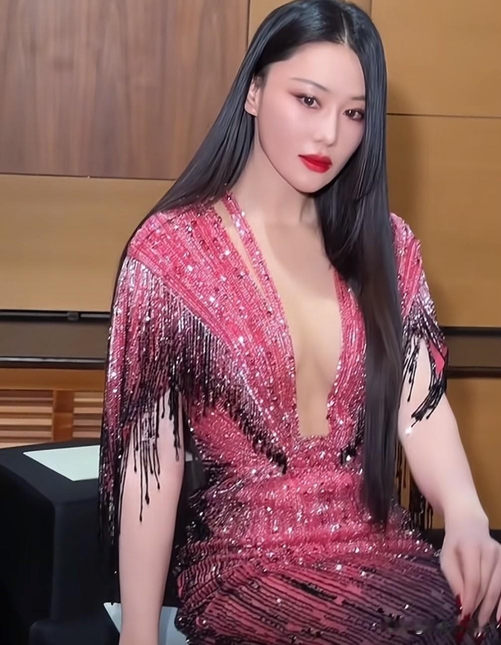 我怎么感觉张馨予又走上了以前的“老路”呢？黑长直大红唇，穿的深V性感“露胸”裙，
