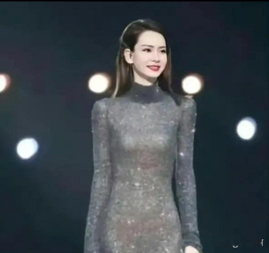 戚薇的这条裙子，但凡腰上有一点赘肉都不敢穿 