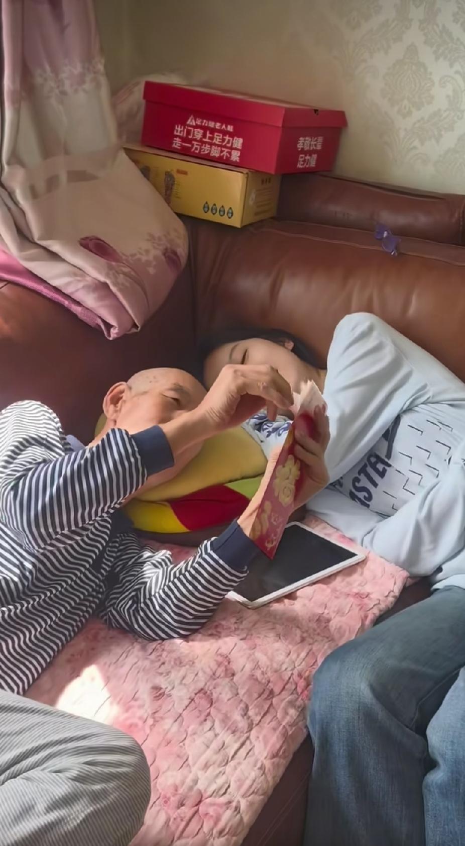 白发老人正躺在沙发上休息，一名女孩手里拿着东西走了过去。接下来的一幕，让人看着感