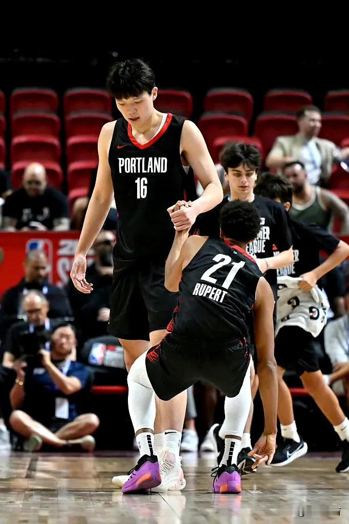 杨瀚森在NBA，大家可以放心了

有助攻
有三分
有妙传
有抢断
有盖帽
有球商
