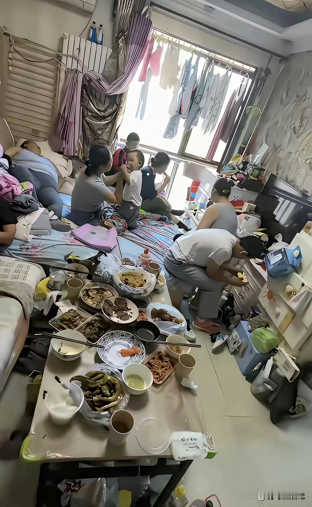 请用一个词，形容一下这个房间[作揖]