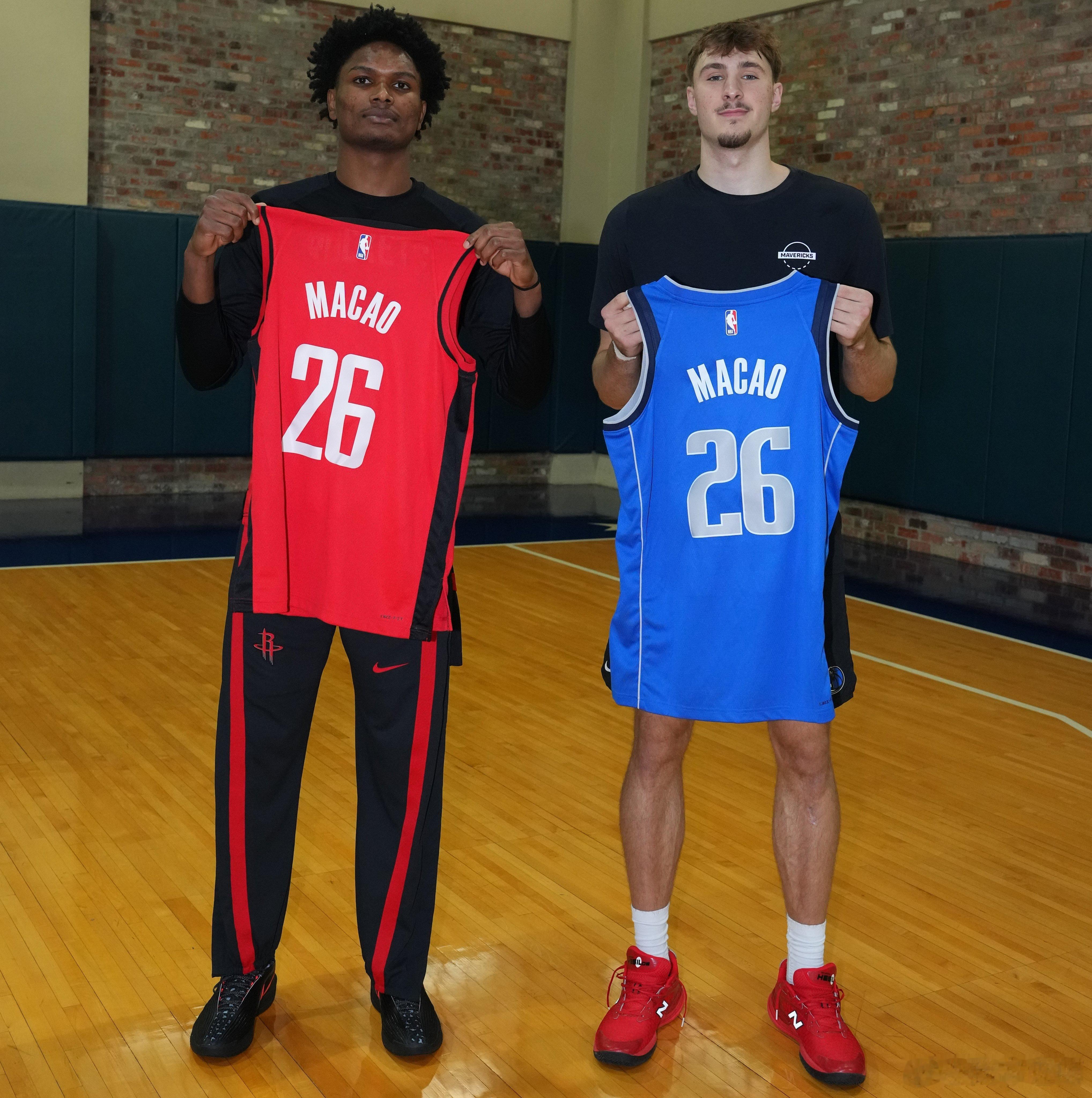 MFFL 弗拉格举起了中国赛的球衣。火箭独行侠出战2026NBA中国赛独行侠愿意