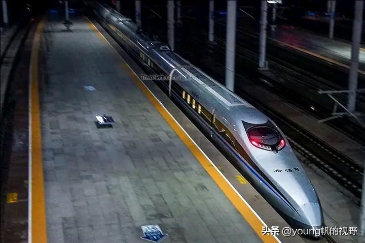 这是全国唯一的一列高铁综合检测列车CRH380AM动车组，因为其有着特别尖长的车