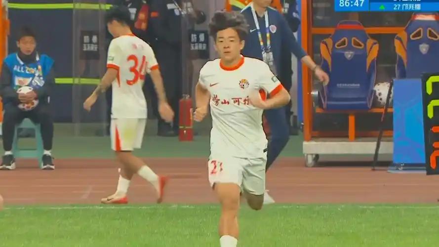 邝兆镭这孩子首秀表现确实不错，有实力，所以上了热搜。但足球圈里那些评论，真叫一个