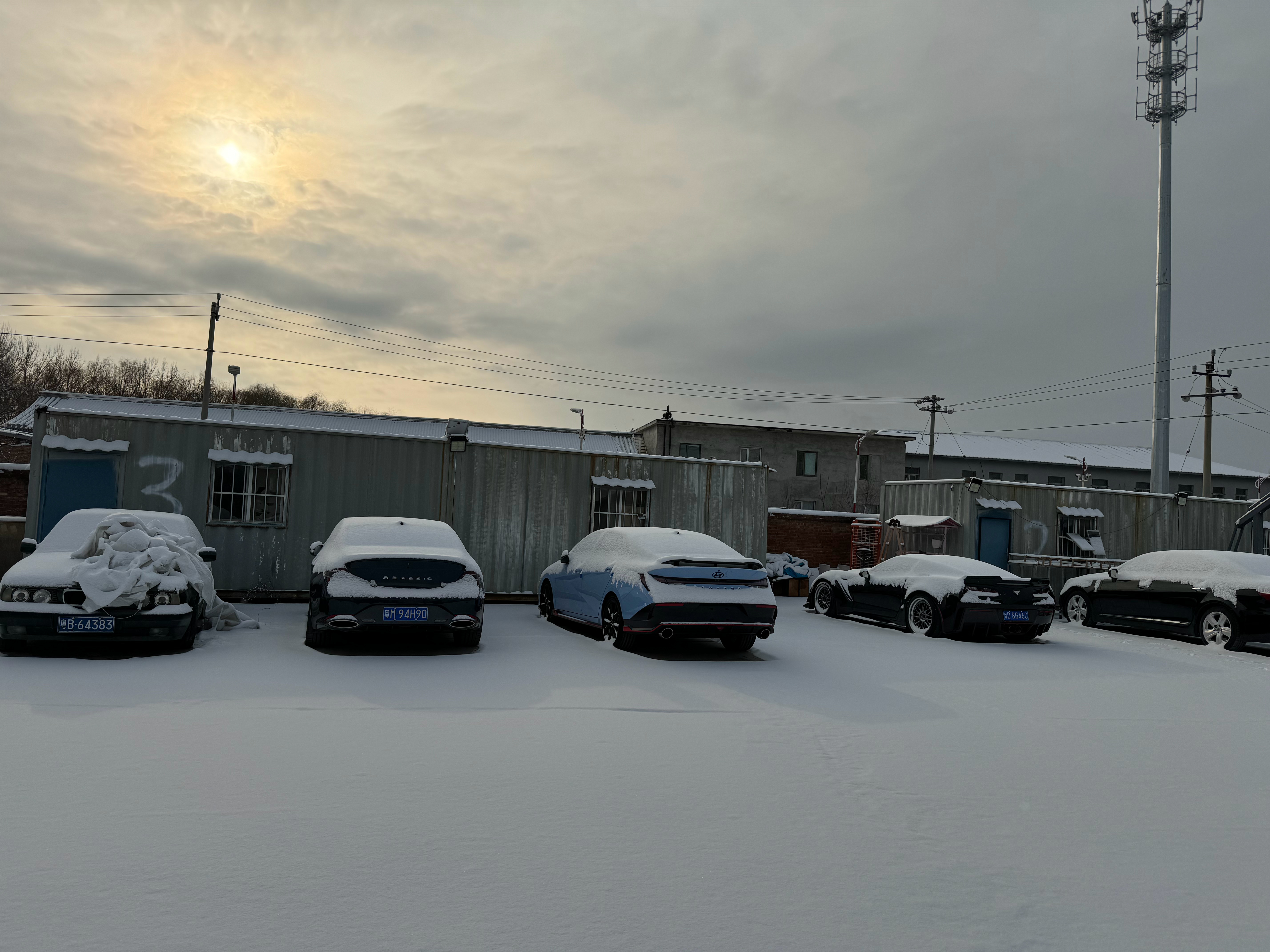 下雪了，想出去吃个饭。然后我发现一特尴尬的事儿，我几乎所有的车，都是后驱车，除了