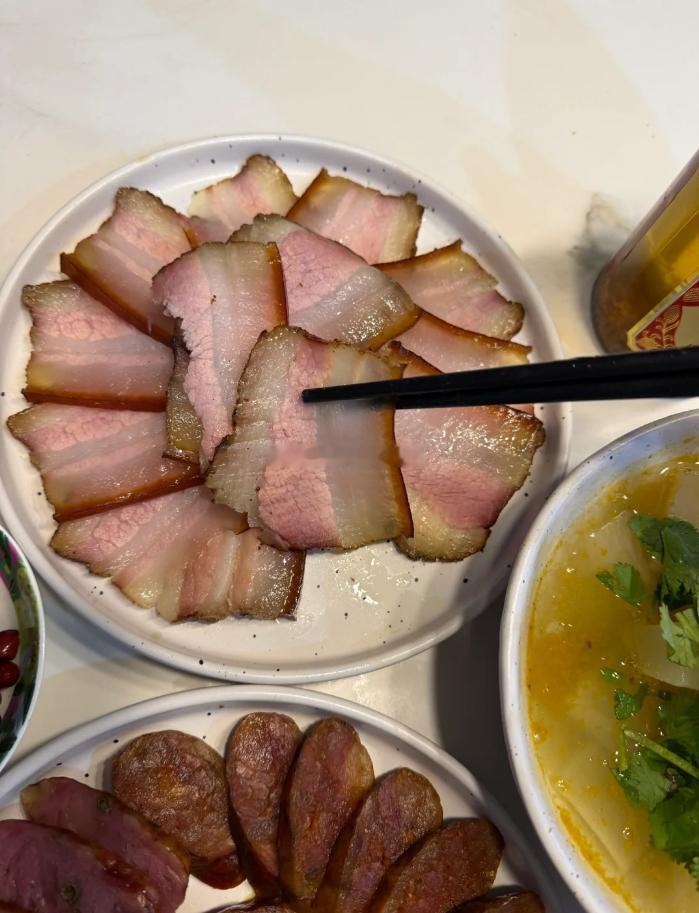 家里寄来的腊味到了。解开绳子那一刻，就知道，年的脚步真的近了。东西沉甸甸，是家的