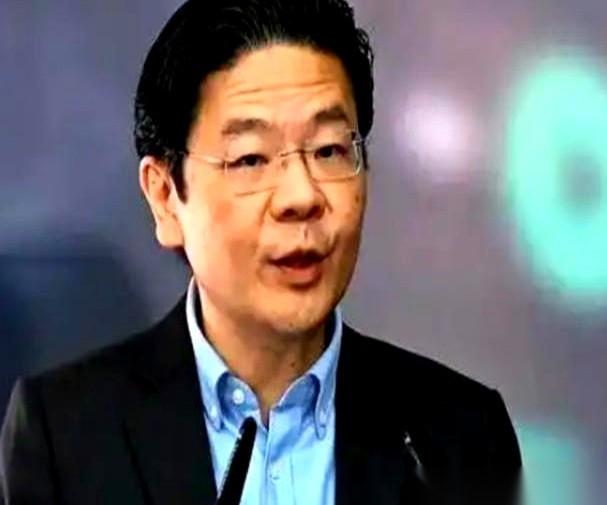 翻开这两年的国际新闻一看，这事真挺反常。中美较劲，新加坡挺美国；中菲在海上起摩擦