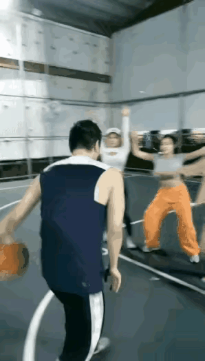 三位小姐姐的防守能力真强
帅哥的猛烈进攻一下就委了

社会百态 球场上的猛女