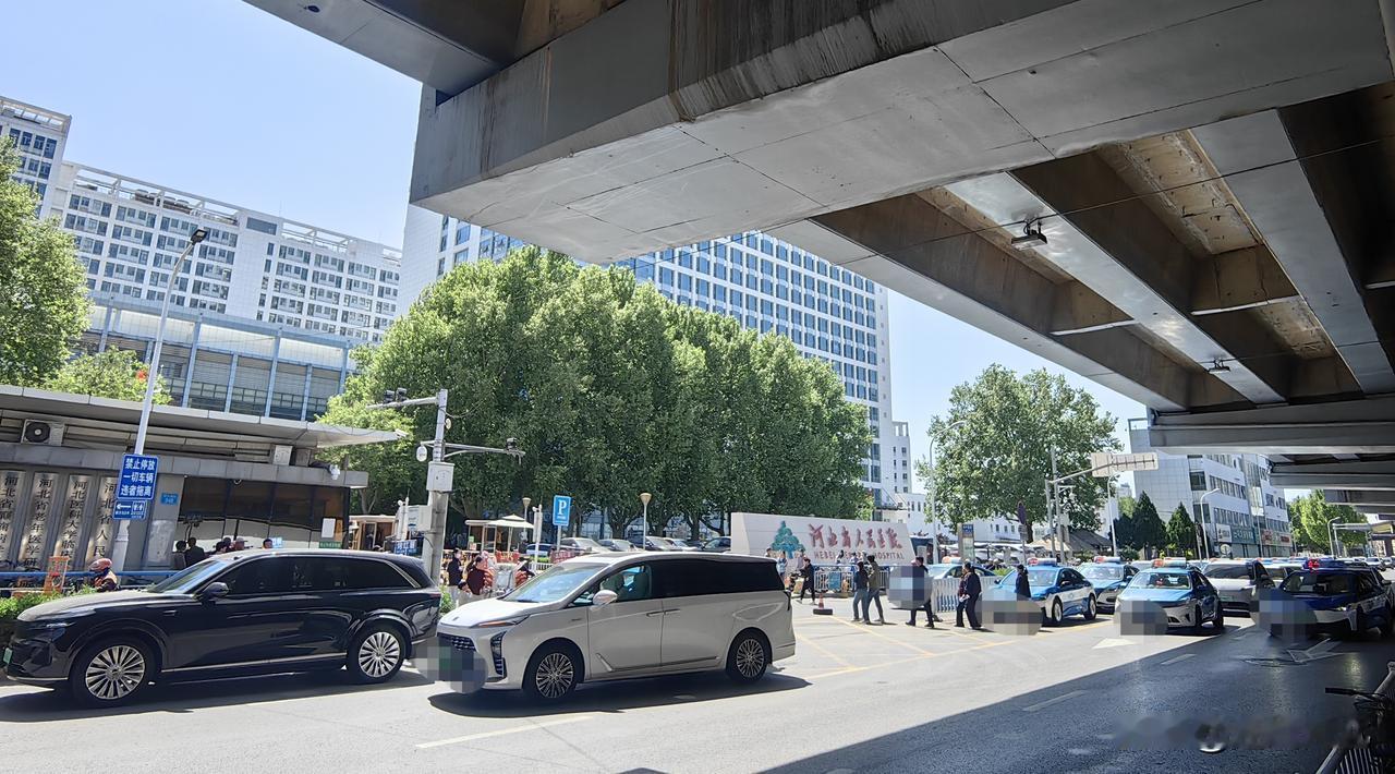 【实拍！河北省人民医院周边午间车流“排长龙”】4月20日临近14点，河北省人民医