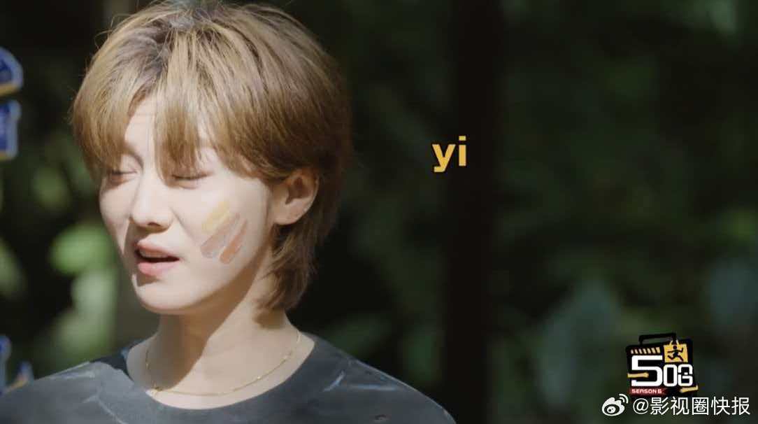 鹿晗高音用脸唱 鹿晗一唱高音表情就特别真实 脸一歪力度直接拉满 不装酷不刻意 唱