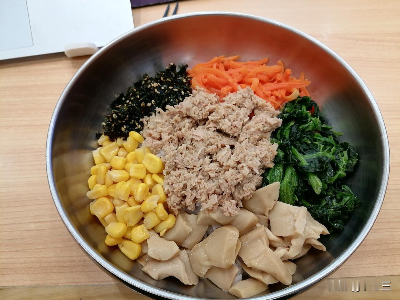 终于吃到了心心念念的金枪鱼拌饭。

小店里的服务可好了，年轻的服务员来给我点菜，