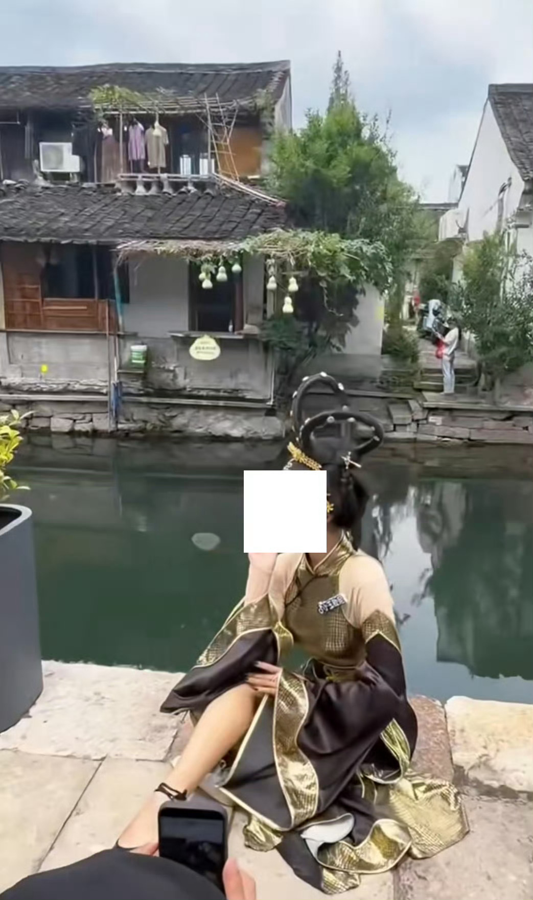 葫芦娃爷爷把葫芦剪掉了目击者发声绍兴一大爷种了一排葫芦，特别像动画片《葫芦娃》里