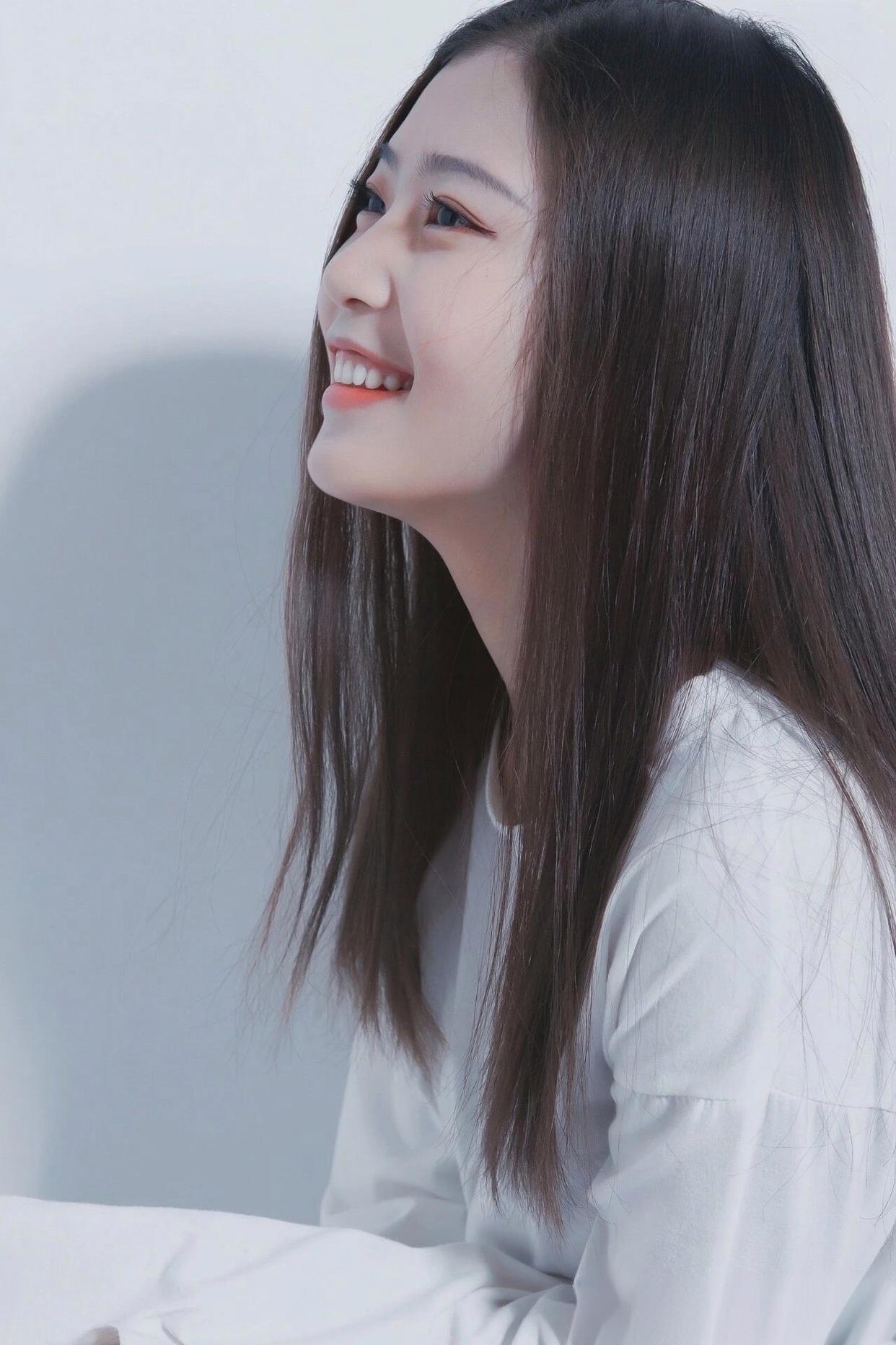 不必寻春的踪迹
她的笑里藏着晨曦
像晨林里最清润的呼吸
浅浅的，便醉了天地