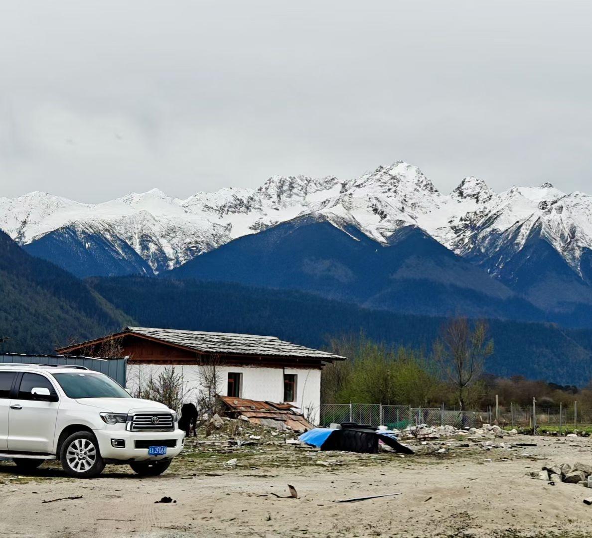 晒图笔记大赛雪山脚下，风里都是自由的味道。