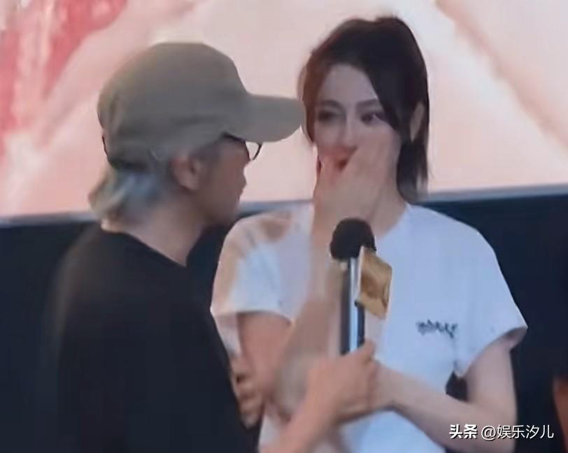 周星驰说“迪丽热巴真的很漂亮”


周星驰对迪丽热巴的夸赞，迪丽热巴害羞用手遮脸