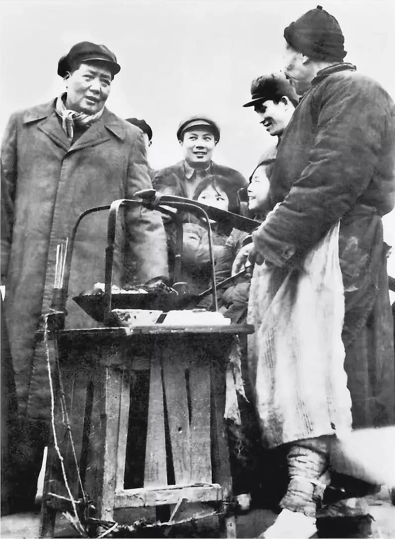 1953年，毛主席在游蛇山时与小贩攀谈，一个小女孩走到他身前：“你是不是毛主席啊