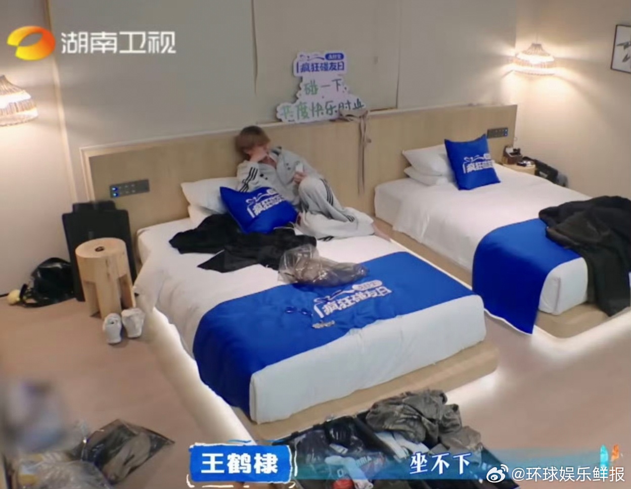 体力与颜值双在线！王鹤棣在客栈连站十几个小时，依旧活力满满，认真工作的男生最帅王