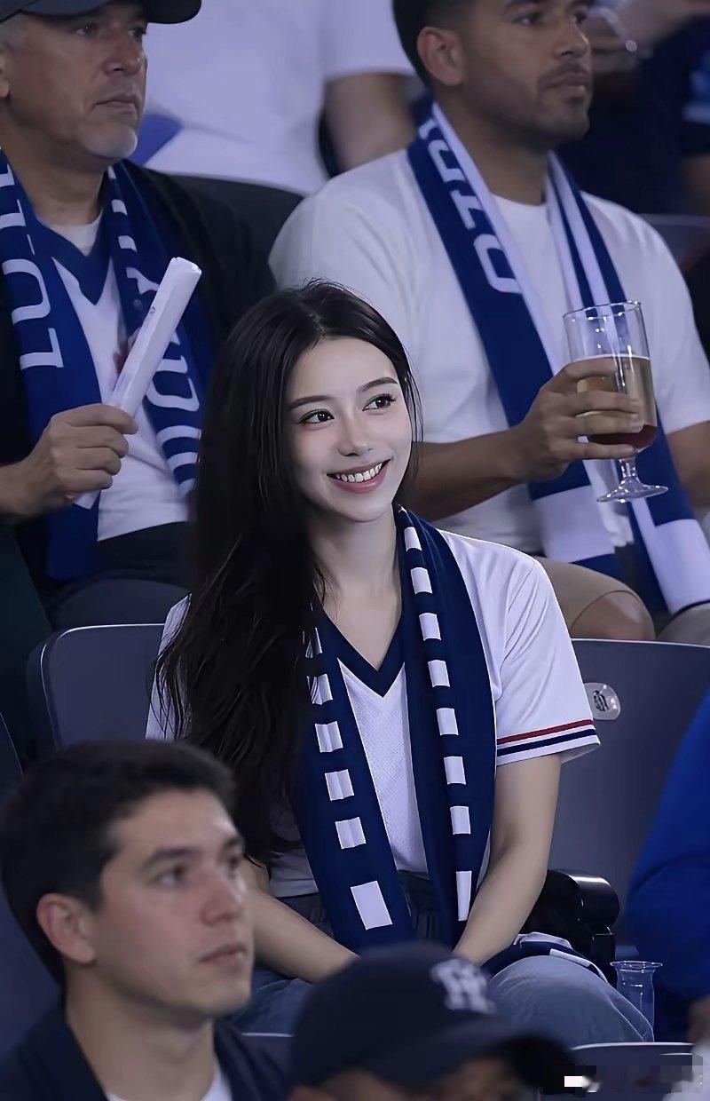 这个女球迷真是非常幸福，能够和自己的偶像在绿茵场上合影留念，而且还是大名鼎鼎的C