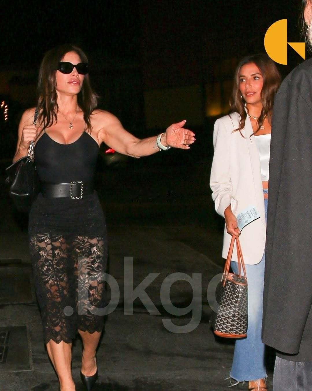 桑切斯和Eva Longoria在比佛利山庄的姐妹聚会👇（图六：桑姐的蕾丝裙子