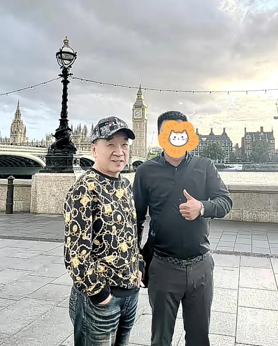 天啊！看看在英国伦敦偶遇谁了，66岁打扮像小伙子一般时髦
近日，某网友在个人社交
