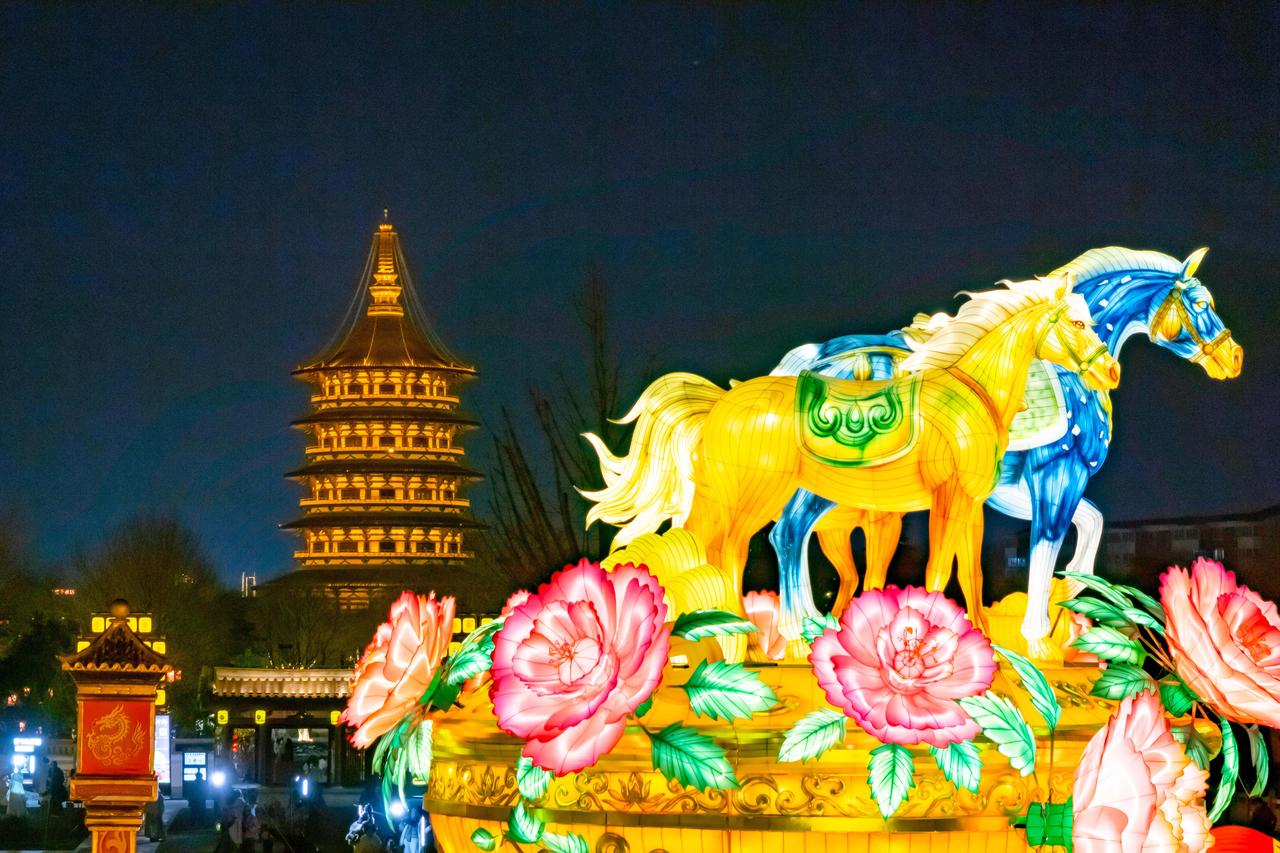 2月10日，神都上元灯会九洲池会场璀璨亮灯，景区将唐三彩、汉魏洛阳故城遗址博物馆