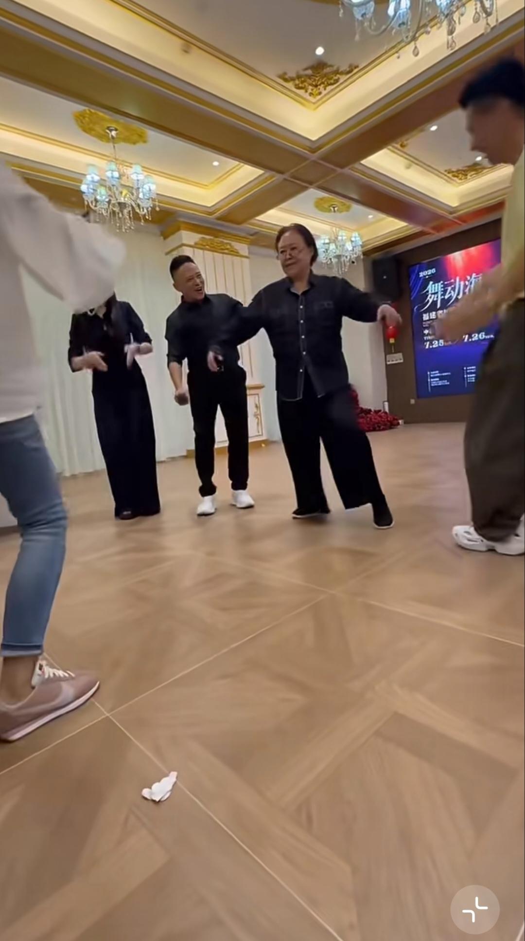 斯琴高娃身姿舒展，手臂自然张开，随和亲切，和身边年轻人同舞，活力十足。