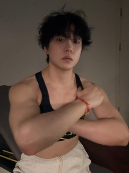 32岁女生｜165/59kg｜宽肩 强核心 女友臂