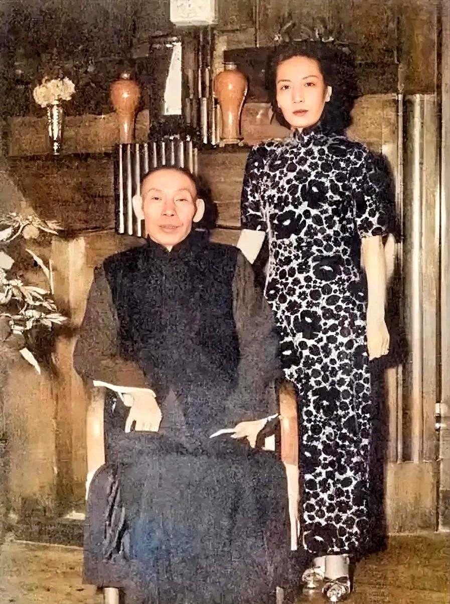 杜月笙发迹后接连纳妾，整日逍遥快活，完全忘了发妻沈月英的存在。独守空房的沈月英心