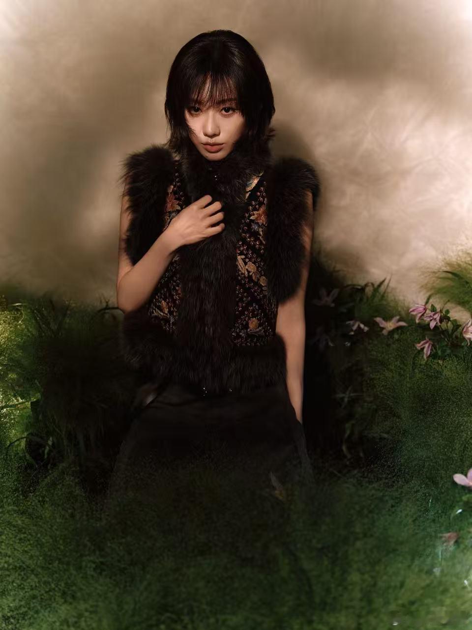邹元清草木光影氛围感邹元清这组森系大片直接美到我心里，没有用力的表情，淡淡的疏离