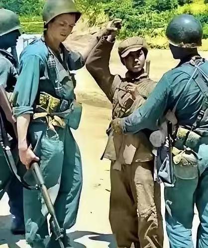 1951年，朝鲜战场上，一个志愿军小战士，不幸被美国大兵抓住，他背着大刀，满脸污