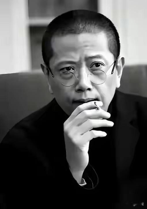 陈丹青说：
你如果没有背景，
还要选择做一个好人，
几乎肯定会跌入社会底层。
哪