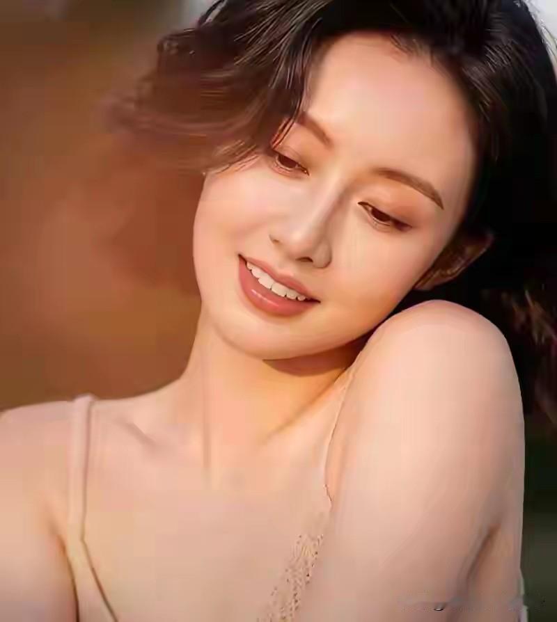 暖光寄情
 
暖光漫洒映温柔，
浅笑藏春惹醉眸。
短发轻扬牵心动，
明眸半敛盼君