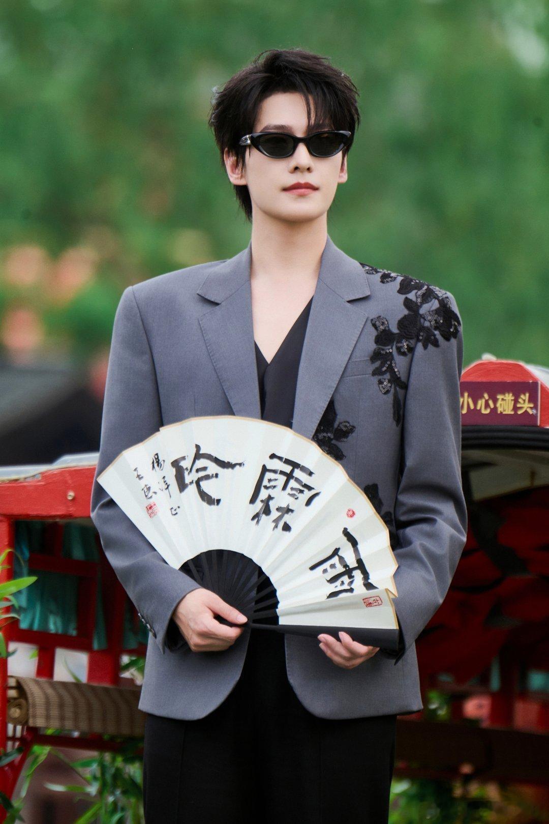 杨洋一笑倾城BGM终于迎来了杨洋原来杨洋一笑倾城歌词是写实 《一笑倾城》这个bg