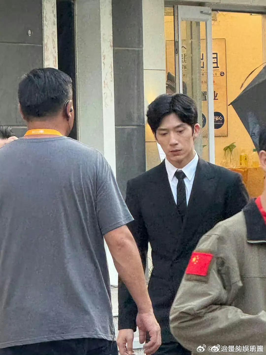 井柏然新剧路透🈶️，看起来好疲惫，真的能演现偶吗 ​​​
